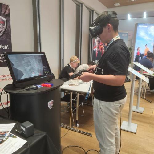 Das Bild zeigt einen Schüler mit einer VR-Brille