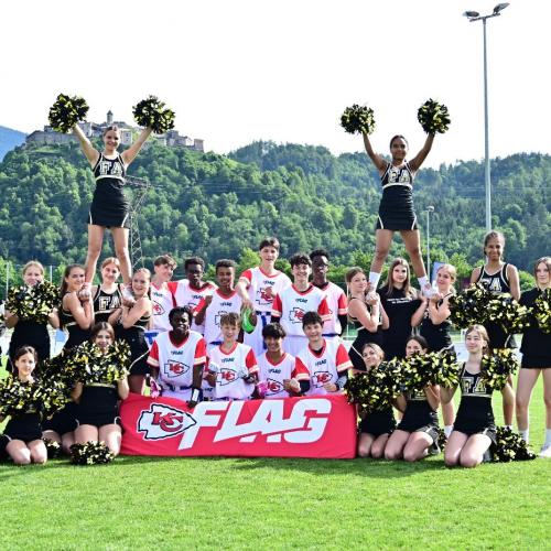 Bild zeigt die Siegermannschaft mit den Cheerleaderinnen
