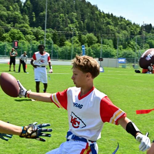 Bild zeigt einen Schüler mit Ball in der Hand