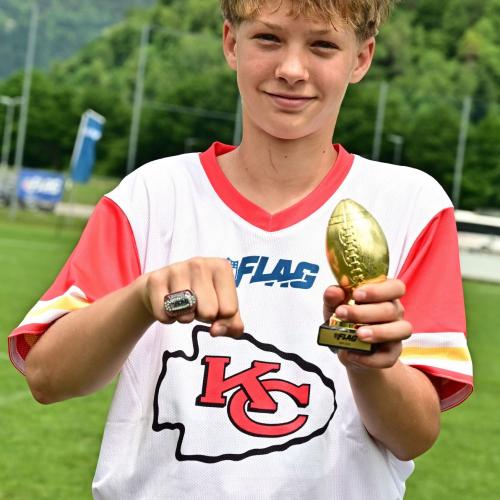 Bild zeigt Simon mit der Auszeichnung zum MVP und NFL-Flag-Championship-Ring