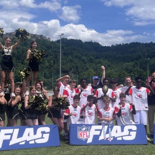 Bild zeigt das Team mit den Cheerleaderinnen