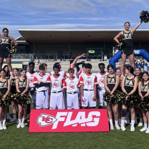 Bild zeigt das Team mit den Cheerleaderinnen