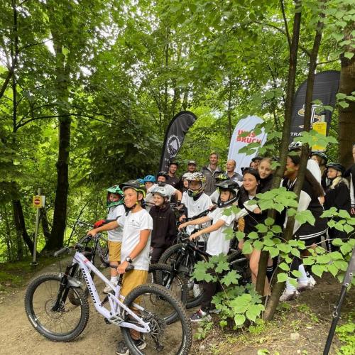 Bild zeigt die SchülerInnen am Trail