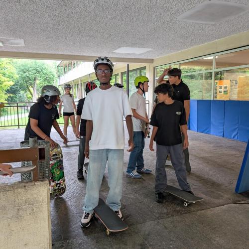 Das Foto zeigt SchülerInnen mit Skateboards