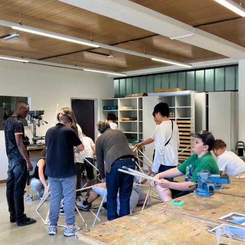Das Foto zeigt Schüler*innen beim Konstruieren der Kuppel