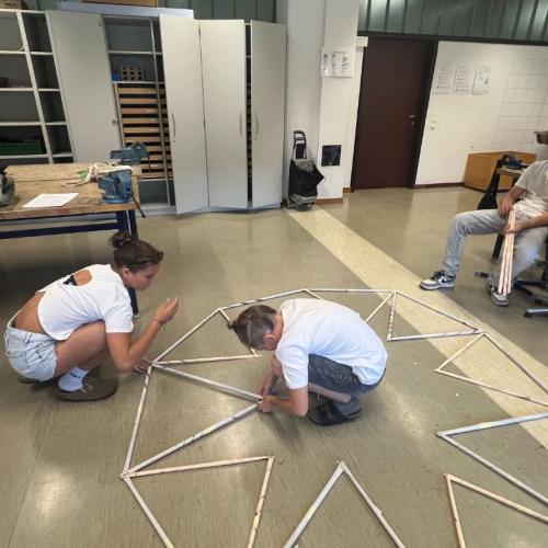 Das Foto zeigt Schüler*innen beim Konstruieren der Kuppel