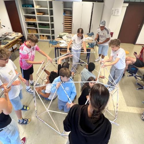 Das Foto zeigt Schüler*innen beim Konstruieren der Kuppel