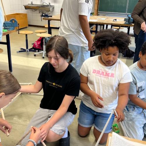 Das Foto zeigt Schüler*innen beim Konstruieren der Kuppel