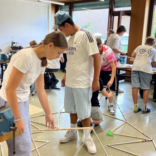 Das Foto zeigt Schüler*innen beim Konstruieren der Kuppel