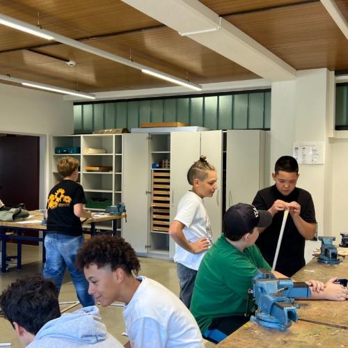 Das Foto zeigt Schüler*innen beim Konstruieren der Kuppel