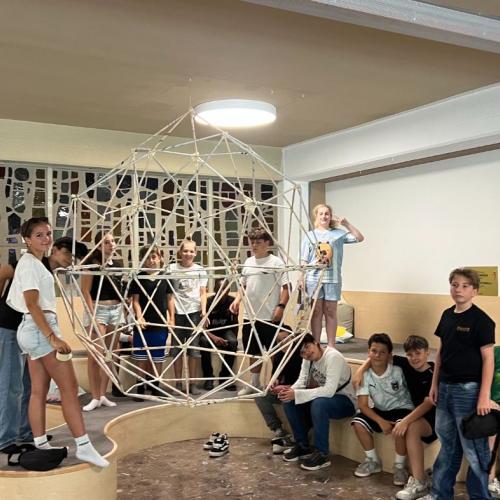 Das Foto zeigt Schüler*innen beim Konstruieren der Kuppel