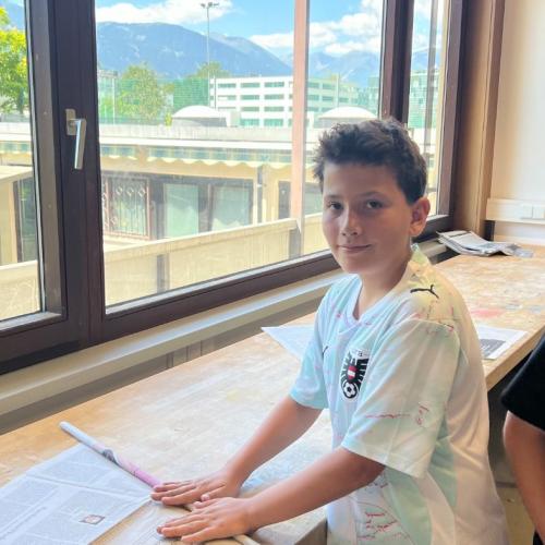 Das Foto zeigt Schüler*innen beim Konstruieren der Kuppel