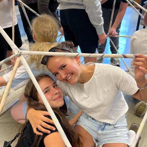 Das Foto zeigt Schüler*innen beim Konstruieren der Kuppel