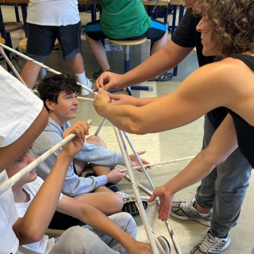 Das Foto zeigt Schüler*innen beim Konstruieren der Kuppel