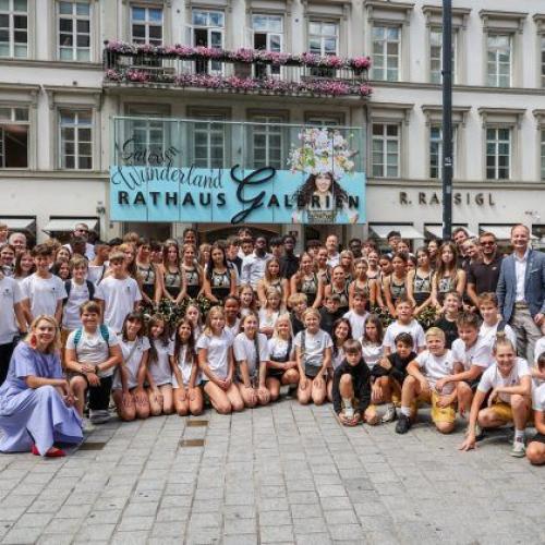 Das Bild zeigt die Schüler*innen und Spieler vor dem Rathaus