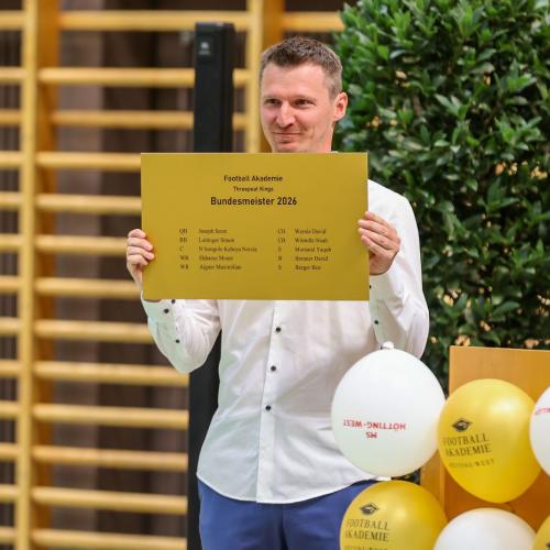 Das Foto zeigt den Klassenvorstand der 4af mit der Bundesmeisterschaftsplakette 