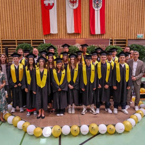 Die ist ein Gruppenbild der Klasse mit den Ehrengästen