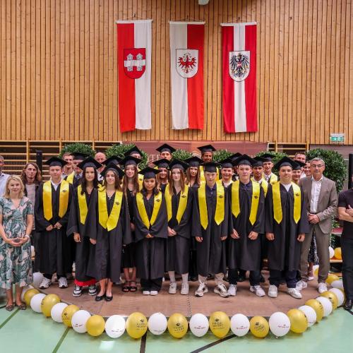 Die ist ein Gruppenbild der Klasse mit den Ehrengästen