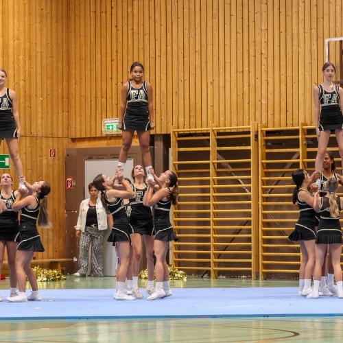 Das Foto zeigt die Cheerleaderinnen der 3af und 4af
