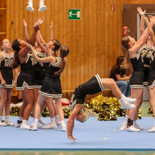 Das Foto zeigt die Cheerleaderinnen der 1af und 2af