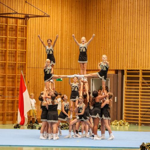 Das Foto zeigt die Cheerleaderinnen der 1af und 2af