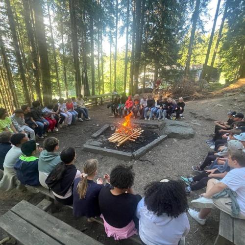 Das Foto zeigt die Schüler*innen im Wald