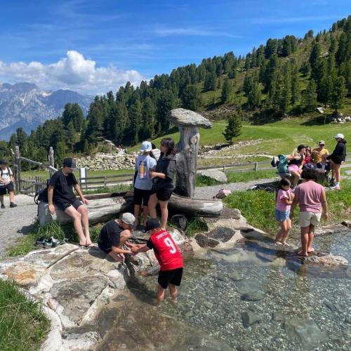 Das Foto zeigt die Schüler*innen am Wasser