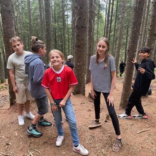 Das Foto zeigt Schüler*innen im Wald
