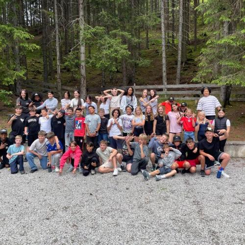 Das Foto zeigt die beiden Klassen als Gruppenfoto
