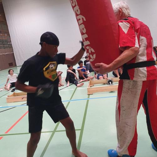 Das Foto zeigt SchülerInnen beim Kickboxtraining