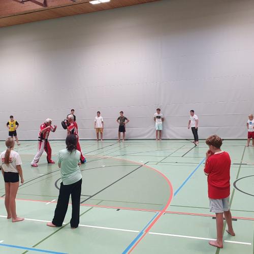 Das Foto zeigt SchülerInnen beim Kickboxtraining