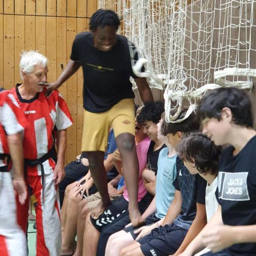 Das Foto zeigt SchülerInnen beim Kickboxtraining