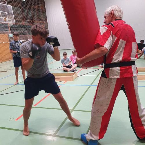 Das Foto zeigt SchülerInnen beim Kickboxtraining