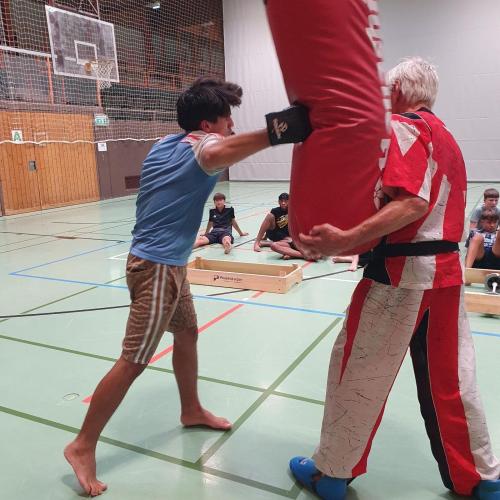 Das Foto zeigt SchülerInnen beim Kickboxtraining