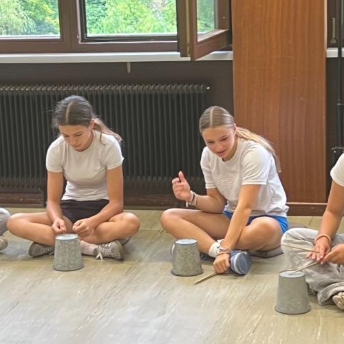 Das Foto zeigt die Schüler*innen beim Musizieren