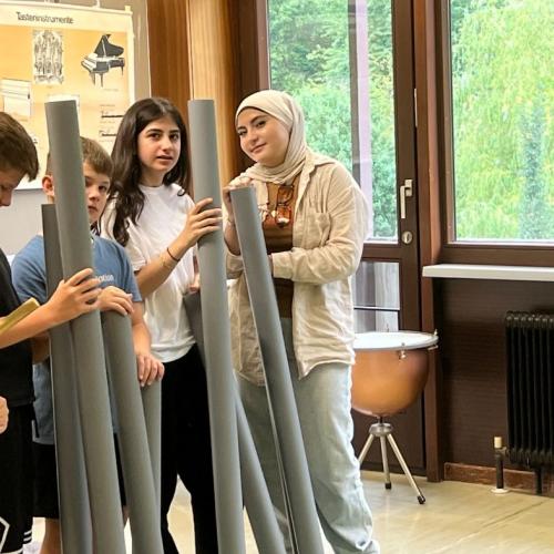 Das Foto zeigt die Schüler*innen beim Musizieren