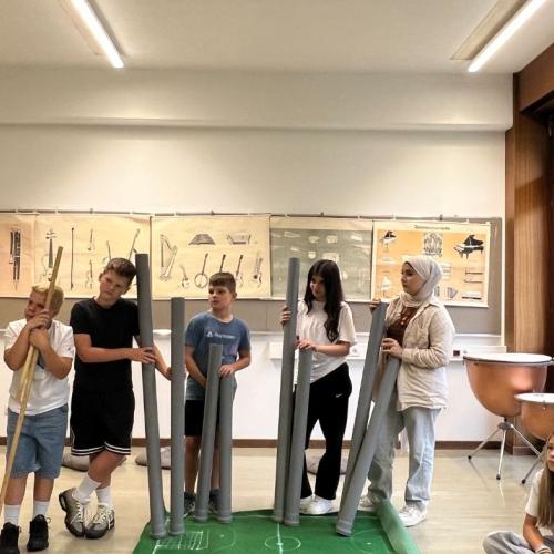 Das Foto zeigt die Schüler*innen beim Musizieren