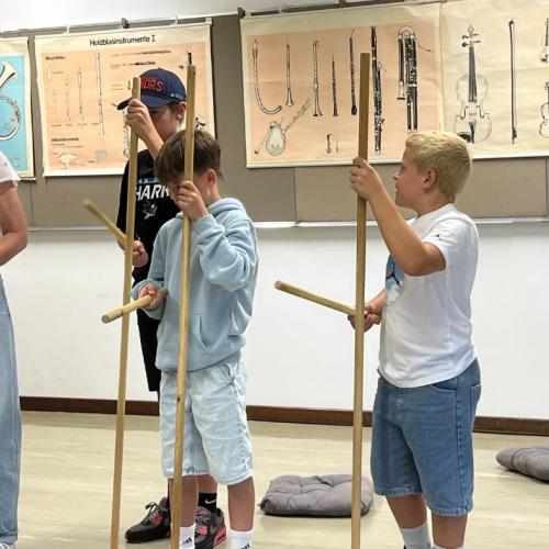 Das Foto zeigt die Schüler*innen beim Musizieren