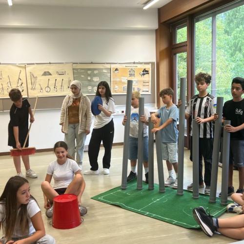 Das Foto zeigt die Schüler*innen beim Musizieren