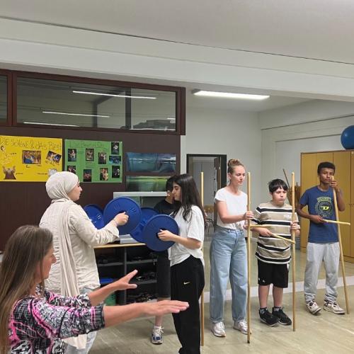 Das Foto zeigt die Schüler*innen beim Musizieren