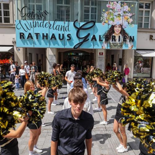 Das Foto zeigt die Spieler beim Auszug aus dem Rathaus