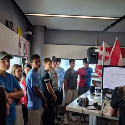Das Foto zeigt die Schülergruppe im Studio