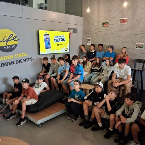 Das Foto zeigt die Schülergruppe