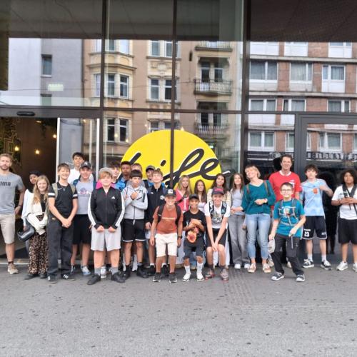 Das Foto zeigt die Gruppe vor dem LifeRadio