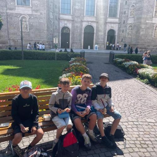 Das Foto zeigt die SchülerInnen am Domplatz