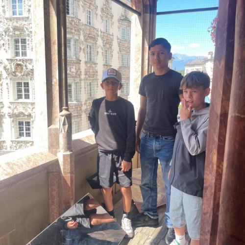 Das Foto zeigt die SchülerInnen auf dem Balkon des Goldenen Dachls