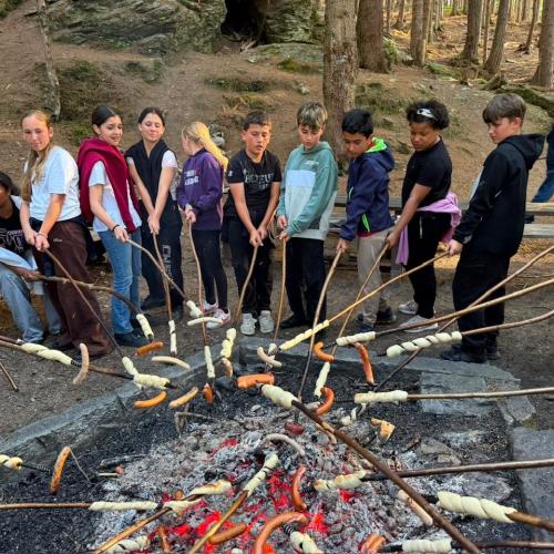 Das Foto zeigt Schüler*innen beim Würstl grillen