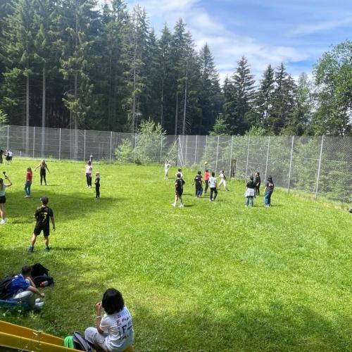 Das Foto zeigt Schüler*innen beim Spielen