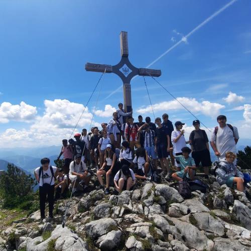 Das Foto zeigt die Klassen 3af und 3kr mit einem Gipfelkreuz