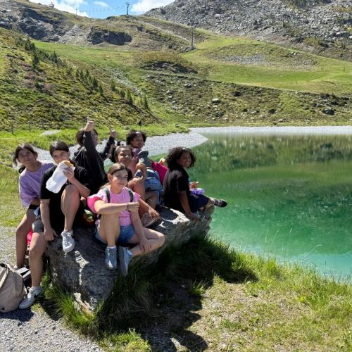 Das Foto zeigt Schüler*innen bei einem See